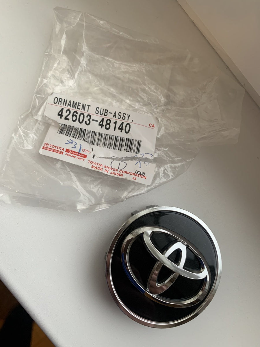 GENUINE TOYOTA ORNAMENT SUB-ASSY, WHEEL HUB 42603-48140